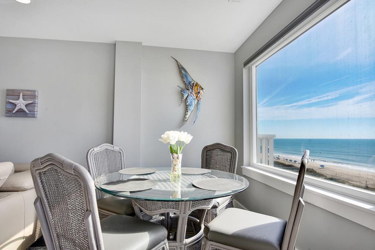 OCEANFRONT DINING SPACE SEATS 4