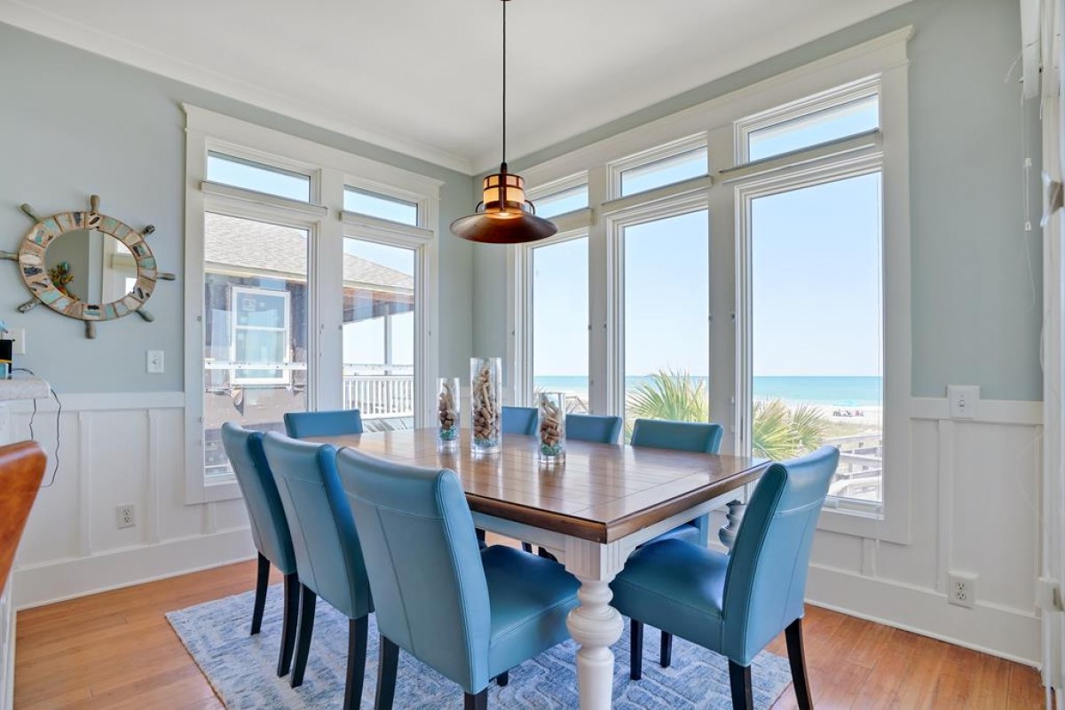 OCEANFRONT DINING SPACE