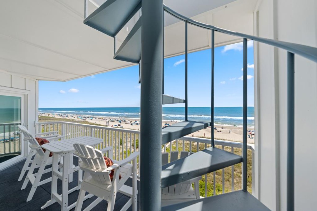 OCEANFRONT DECK SPIRAL STAIRCASE TO SKY DECK