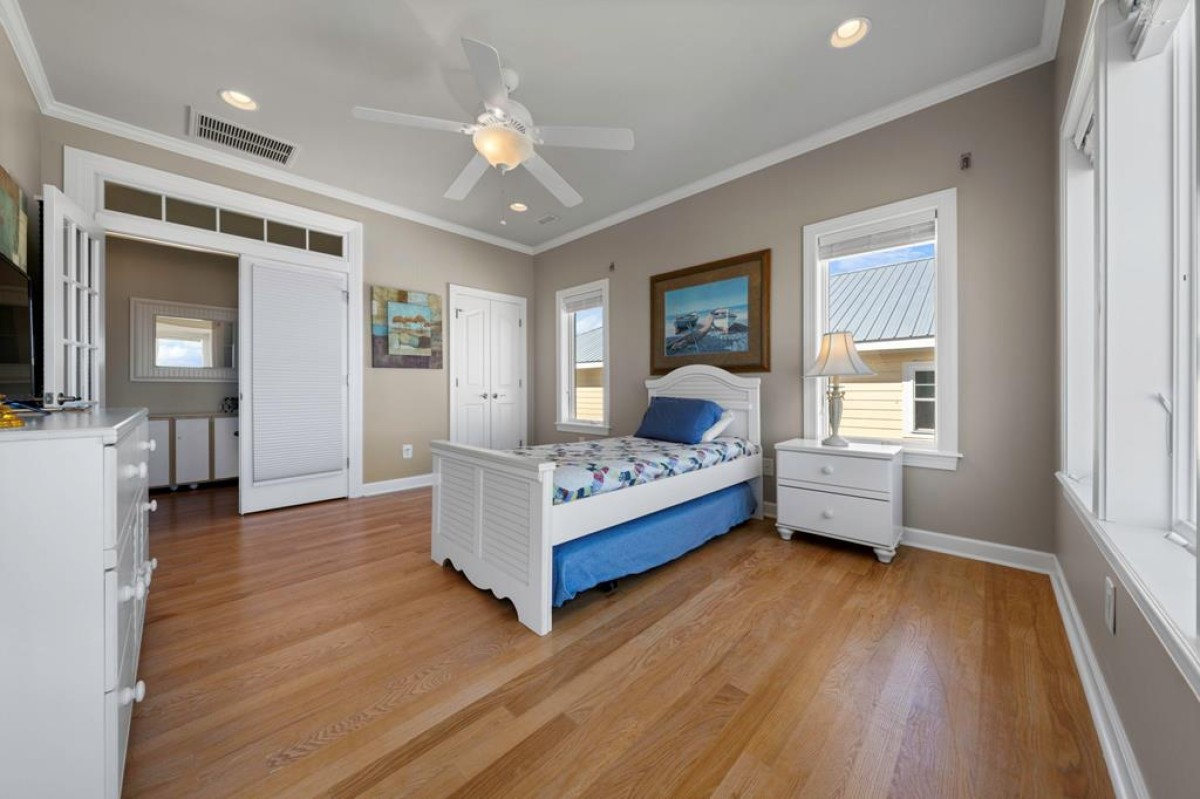 7th BEDROOM -OCEANFRONT TWIN OVER TRUNDLE