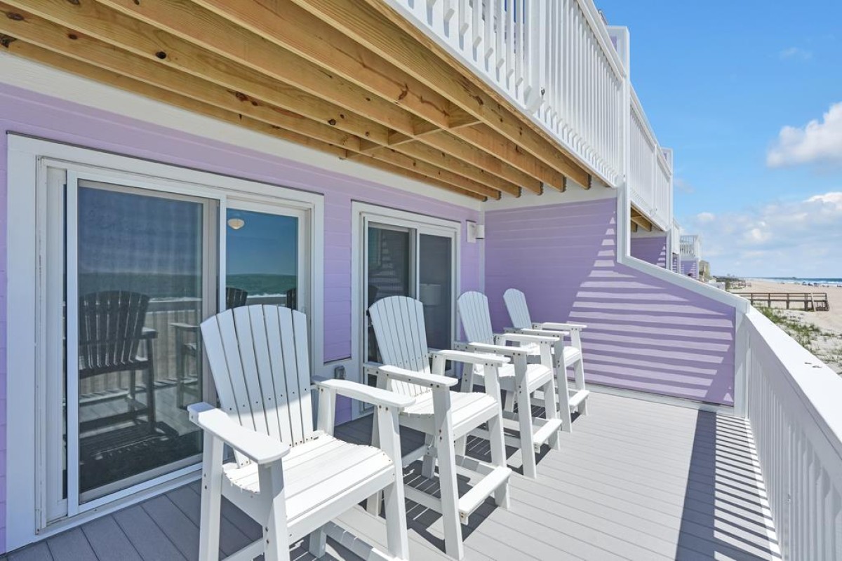 1ST FLOOR DECK LOTS OF SEATING