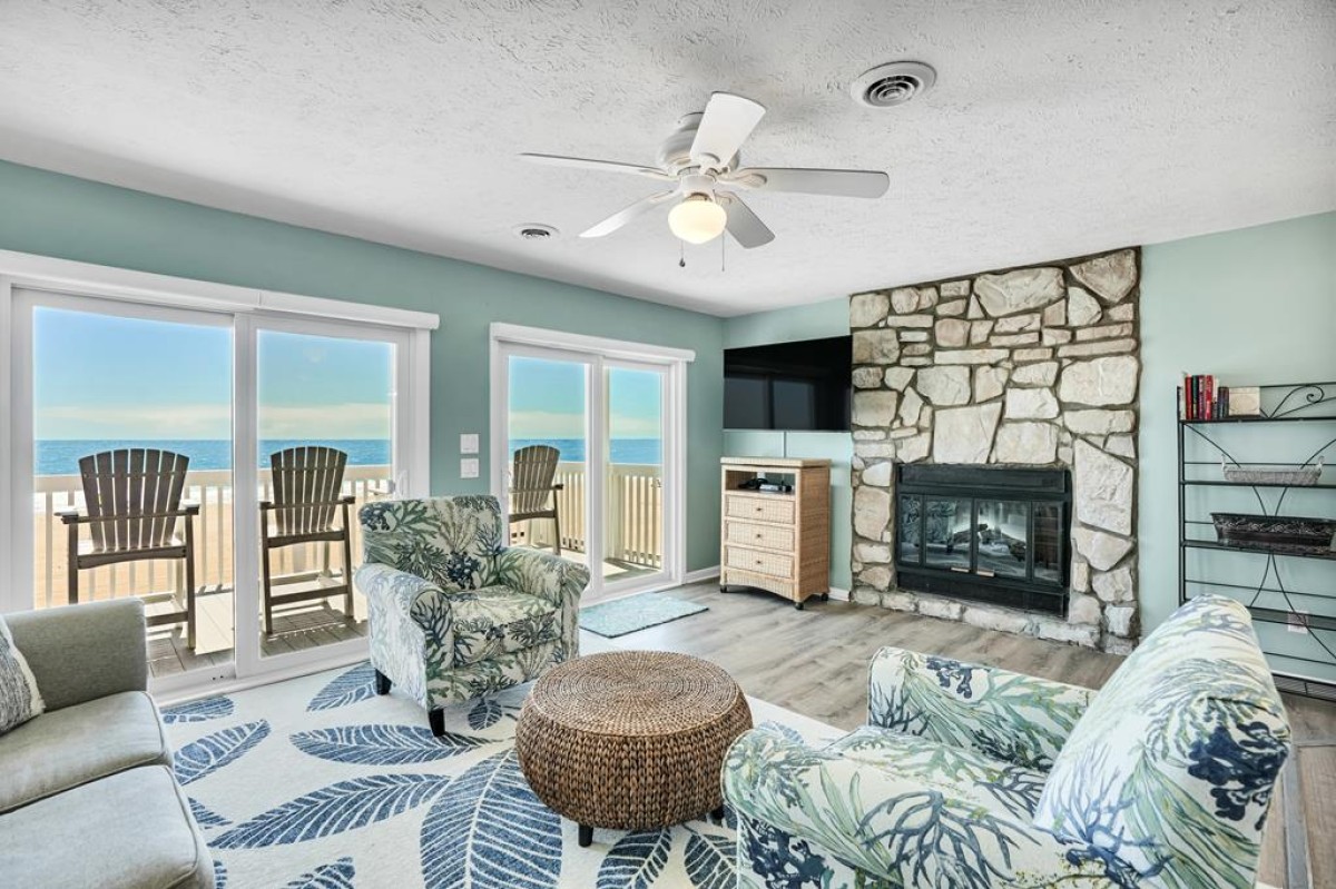 OPEN FLOOR PLAN LIVING SPACE