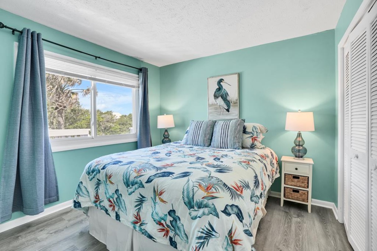 1ST FLOOR QUEEN BEDROOM 