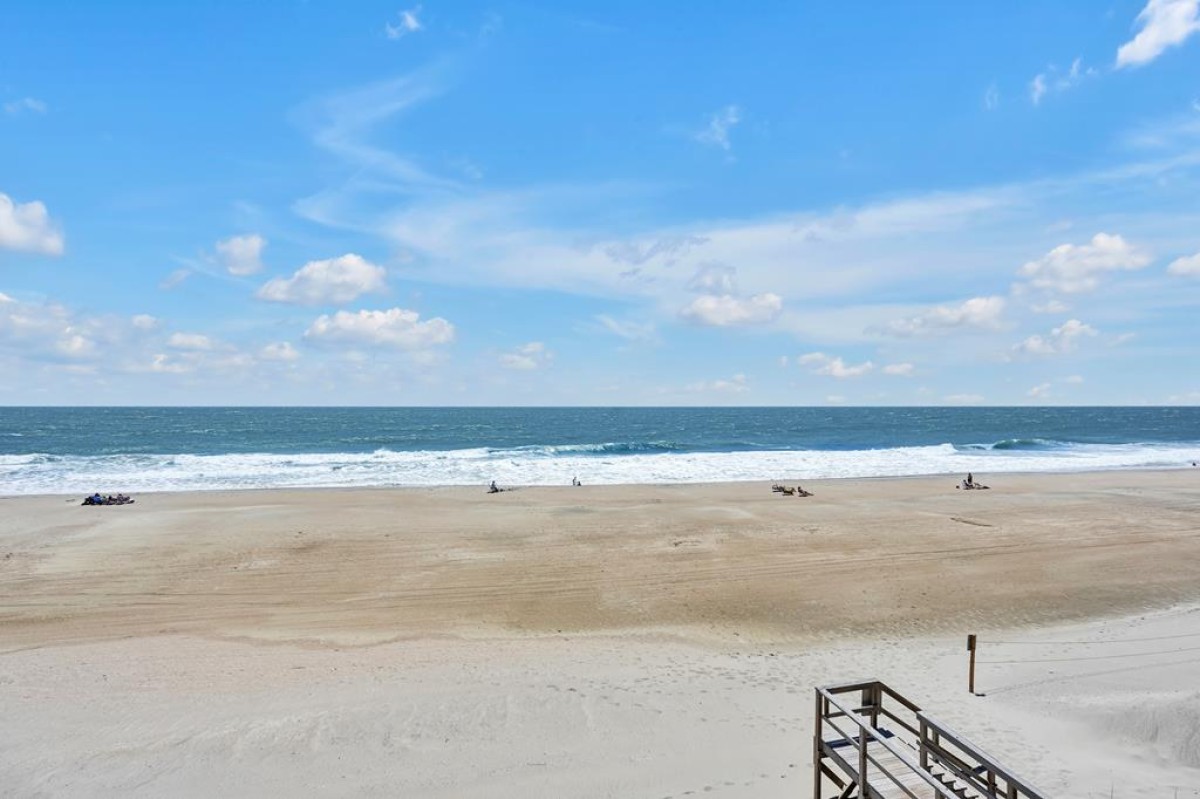 TOP FLOOR OCEANFRONT KING PRIMARY BALCONY VIEW
