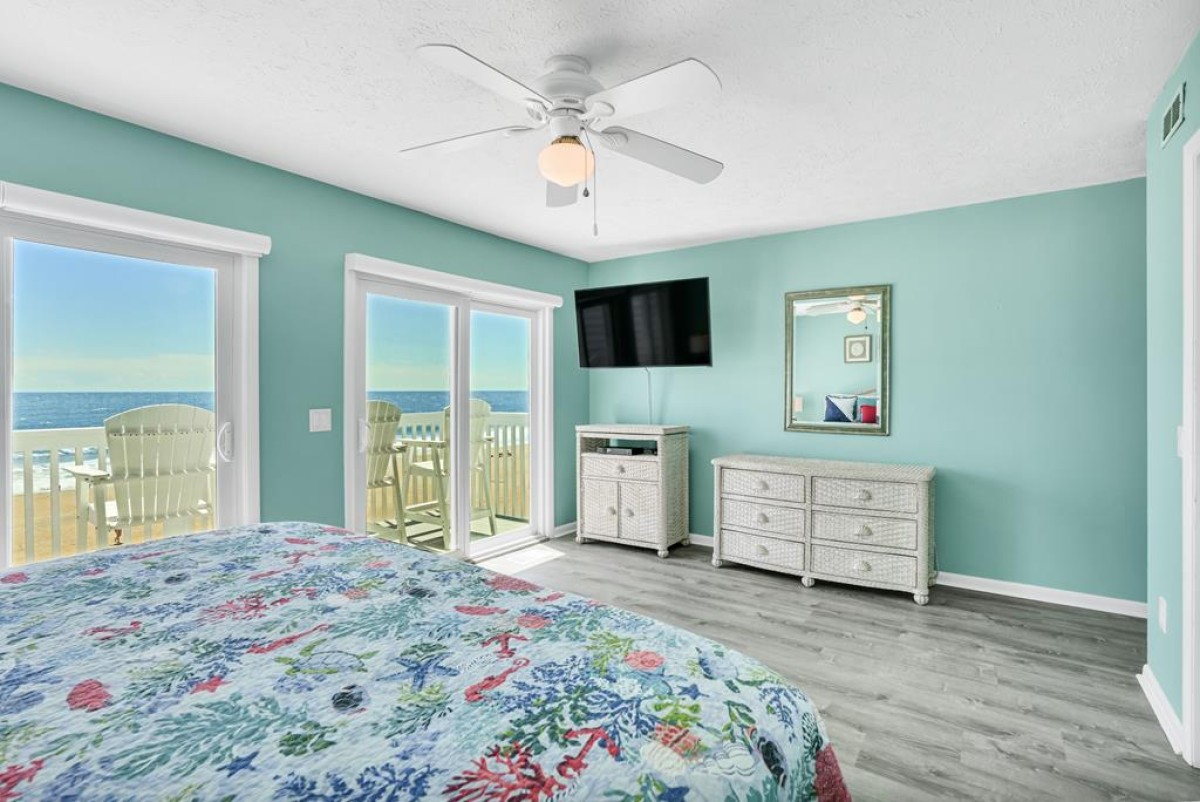 OCEANFRONT KING PRIMARY WITH ENSUITE