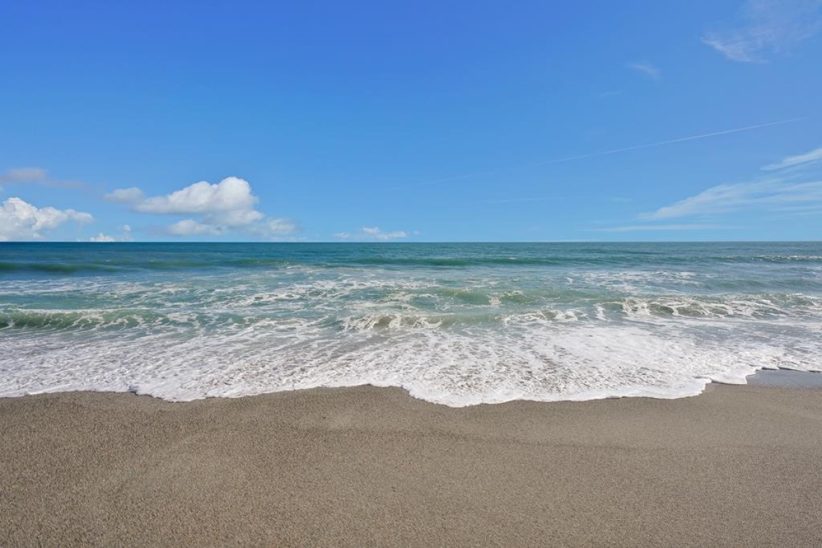 AMAZING BEACH
