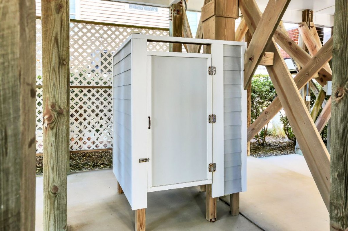 ENCLOSED OUTDOOR SHOWER