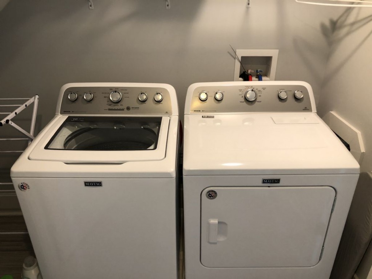 WASHER/DRYER ON THE 1ST FLOOR