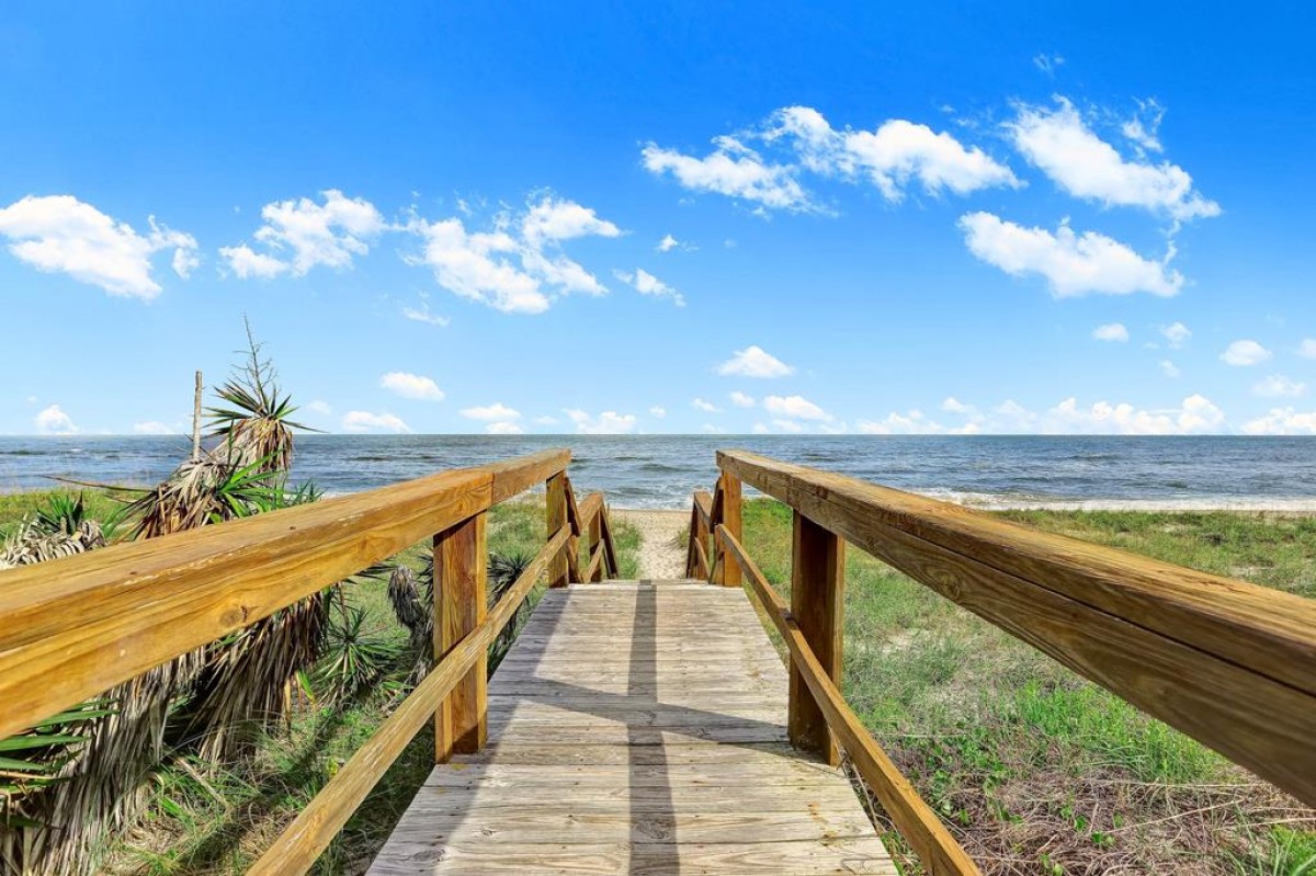 COMPLEX WALKWAY TO BEACH